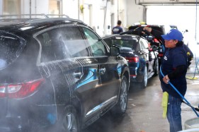 A commercial car wash is best, but DIYers can take steps, too. (So can fundraisers.) Tips from the people at askHRgreen.